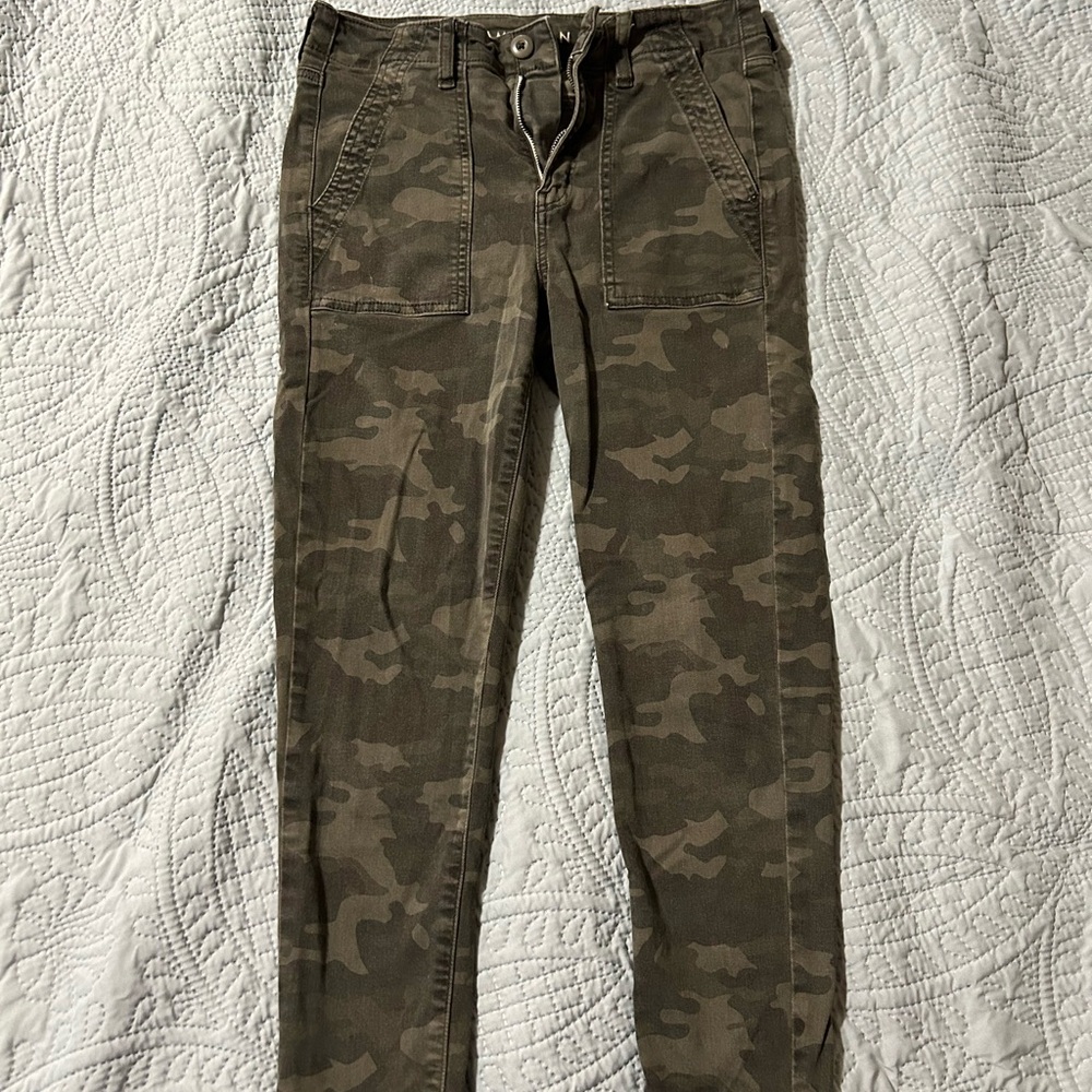 American Eagle Camo Hi-Rise Capri Pants